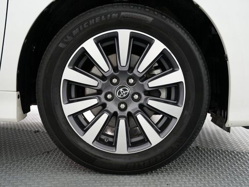 Used 2019 Toyota Sienna Limited Premium image 64