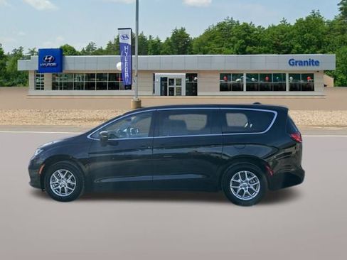 Used 2024 Chrysler Pacifica Touring-L image 10