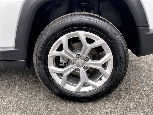 Used 2024 Jeep Compass Latitude image 44