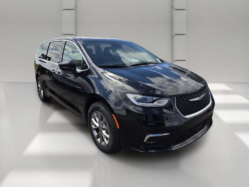 Used 2024 Chrysler Pacifica Touring-L AWD/4WD image 3