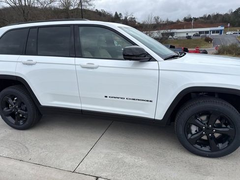New 2025 Jeep Grand Cherokee Limited image 3