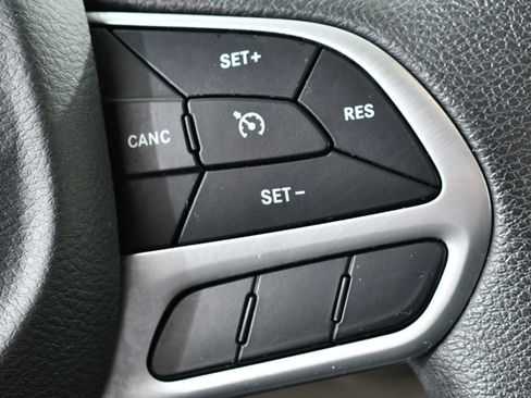 Used 2018 Chrysler Pacifica Touring Plus w/ Tire & Wheel Group FWD image 31