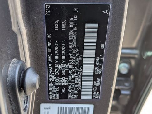 Used 2022 Toyota Highlander XLE AWD/4WD image 23