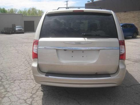 Used 2014 Chrysler Town & Country Touring FWD image 6