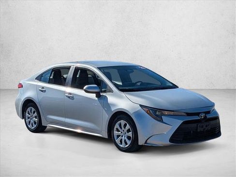 Used 2023 Toyota Corolla LE image 3