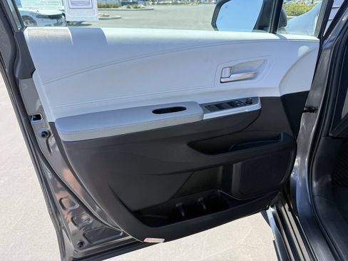 Used 2025 Toyota Sienna XLE FWD image 10