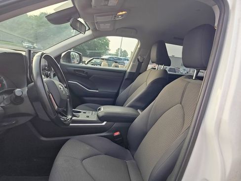 Used 2020 Toyota Highlander LE FWD image 6