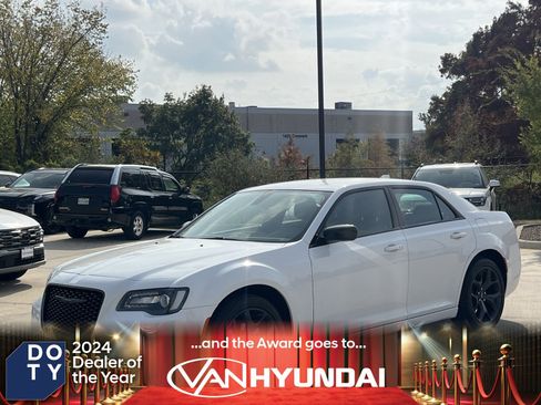 Used 2023 Chrysler 300 Touring w/ Sport Appearance Package image 5