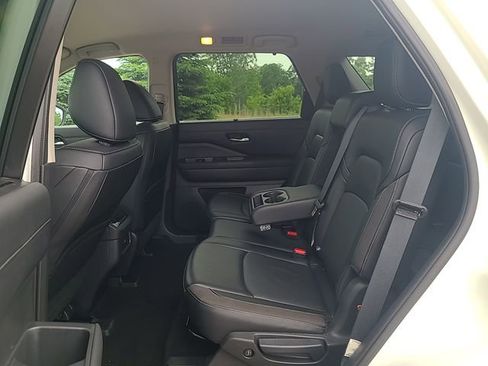 Used 2024 Nissan Pathfinder SL AWD/4WD image 23