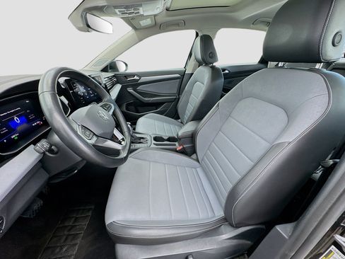 Used 2025 Volkswagen Jetta SE FWD image 13