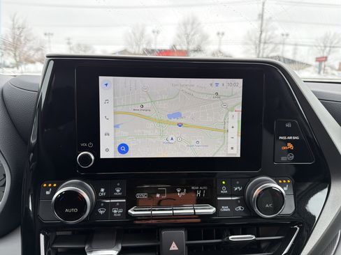 Used 2024 Toyota Highlander XLE image 18