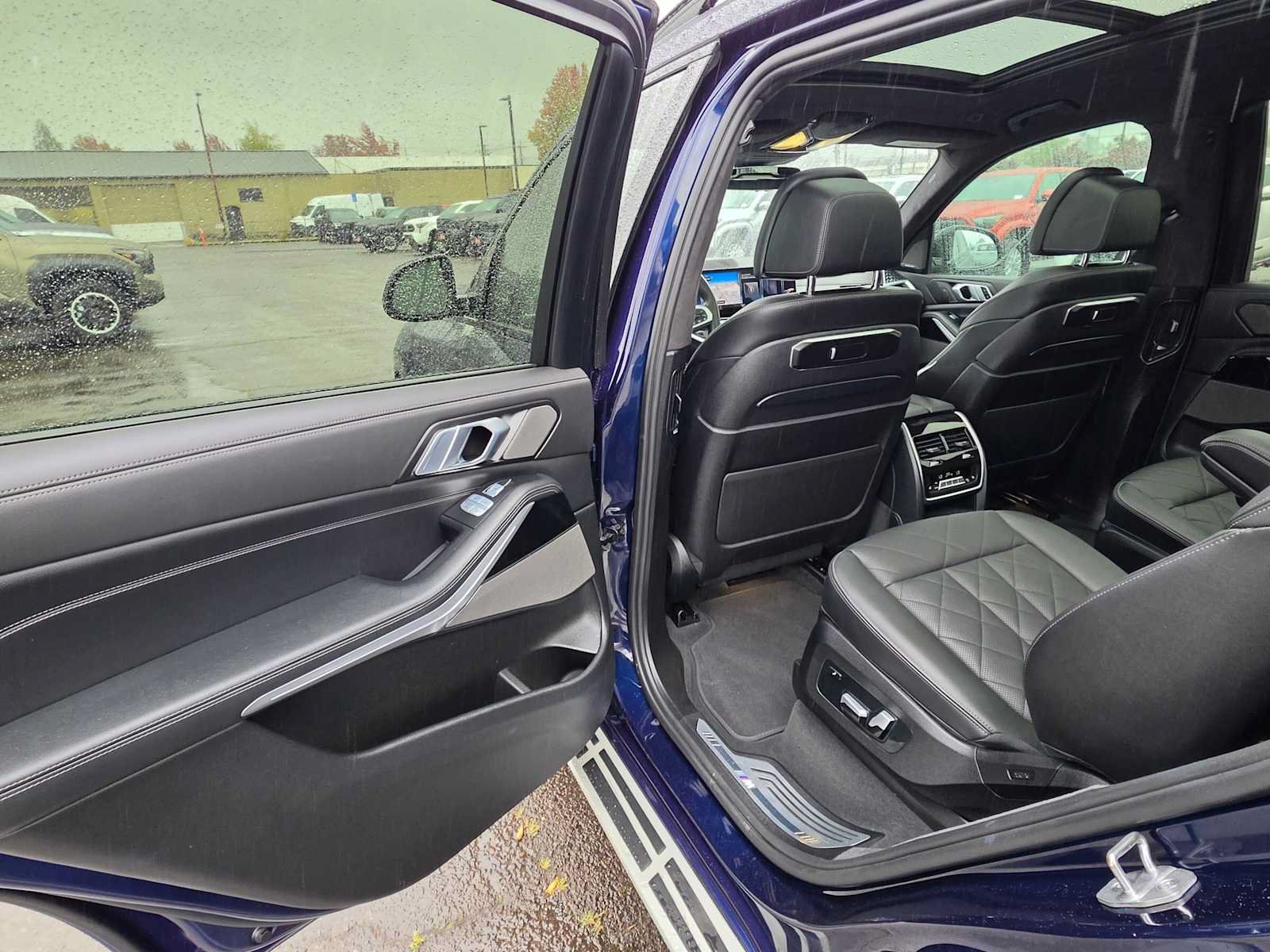 Used 2023 BMW X7 xDrive40i w/ M Sport Package AWD/4WD image 17
