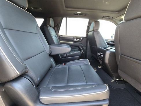 Used 2023 GMC Yukon SLT w/ SLT Premium Package image 15