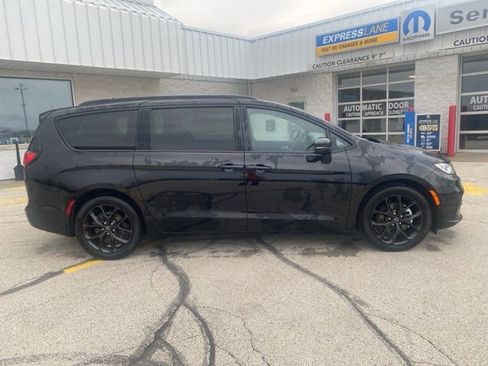 Used 2025 Chrysler Pacifica Limited image 2