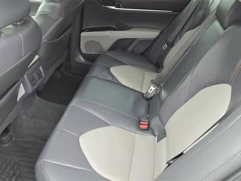 Used 2020 Toyota Camry XLE image 14