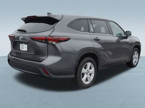 Used 2024 Toyota Highlander LE image 9