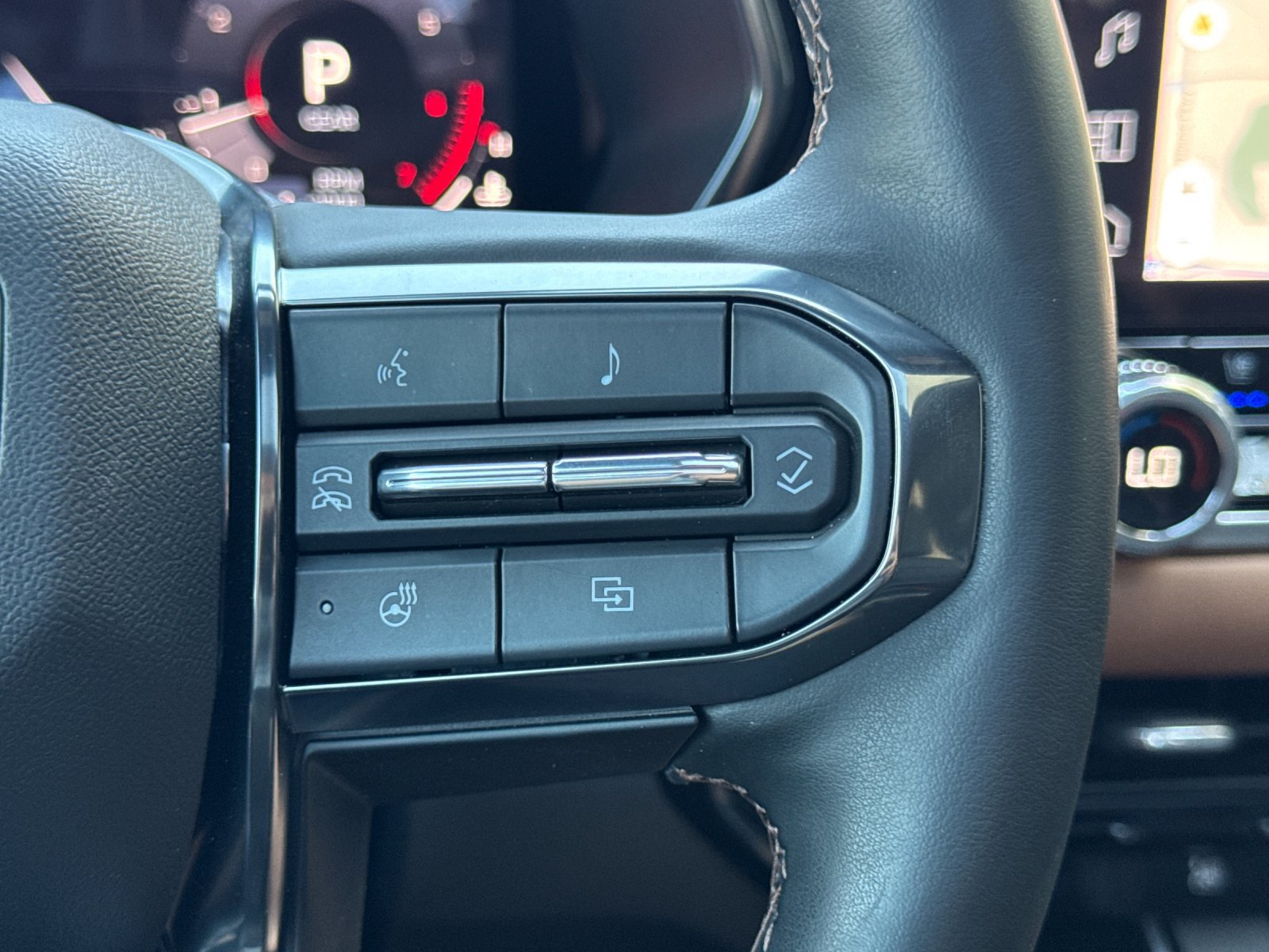 Used 2025 GMC Canyon AT4 w/ Technology Plus Package AWD/4WD image 29