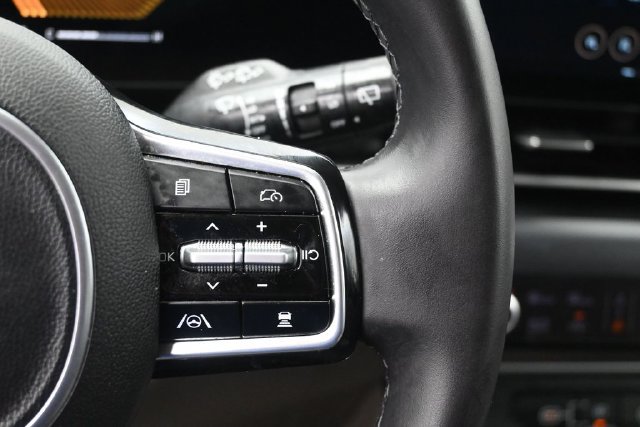 Used 2025 Kia Carnival FWD image 3