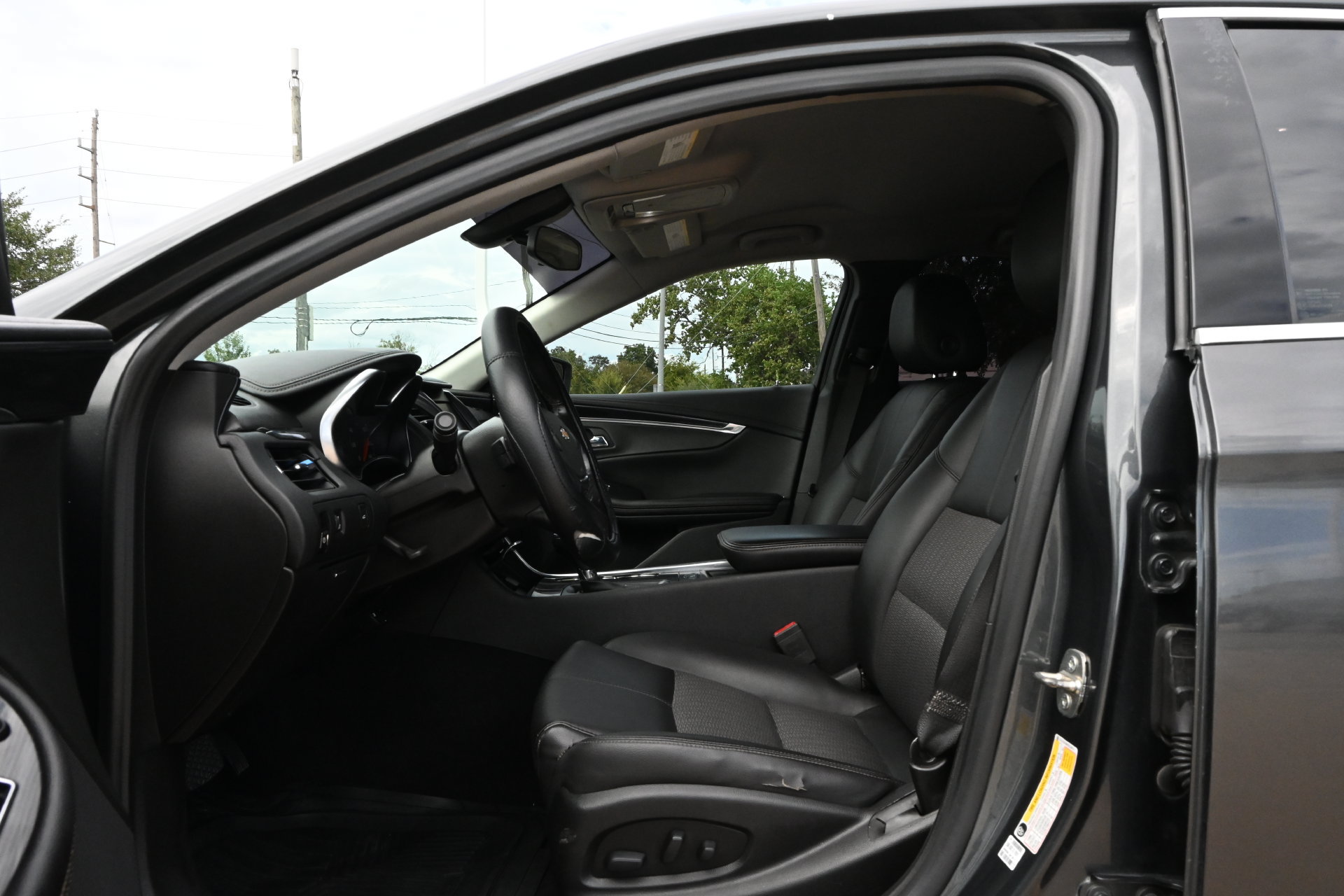 Used 2019 Chevrolet Impala LT FWD image 17
