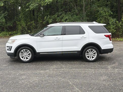 Used 2016 Ford Explorer XLT w/ Equipment Group 202A FWD image 2