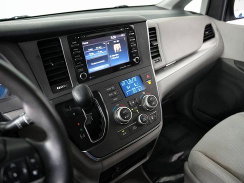 Used 2018 Toyota Sienna LE image 18