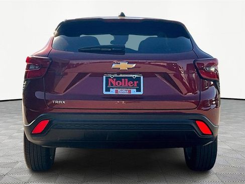 Used 2025 Chevrolet Trax LS w/ LS Convenience Package image 4