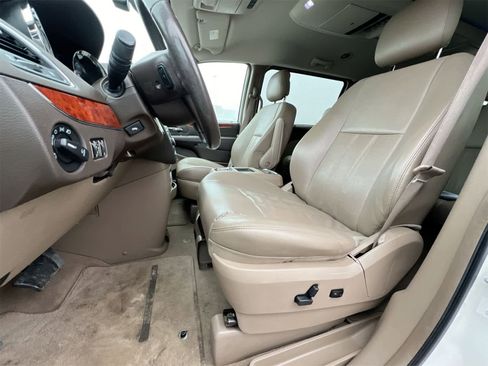 Used 2013 Chrysler Town & Country Touring-L w/ Driver Convenience Group image 16