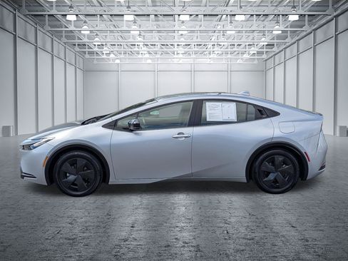 Used 2025 Toyota Prius LE FWD image 2