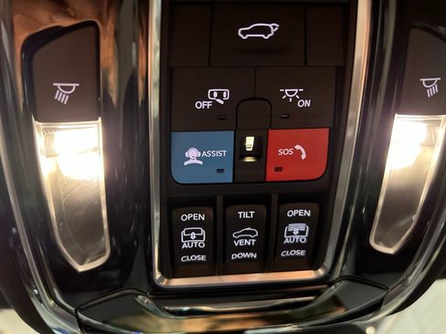 Used 2023 Jeep Grand Cherokee Overland w/ Advanced Protech Group III image 28