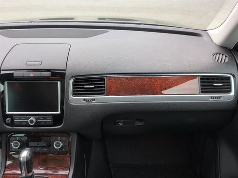 Used 2014 Volkswagen Touareg TDI image 10