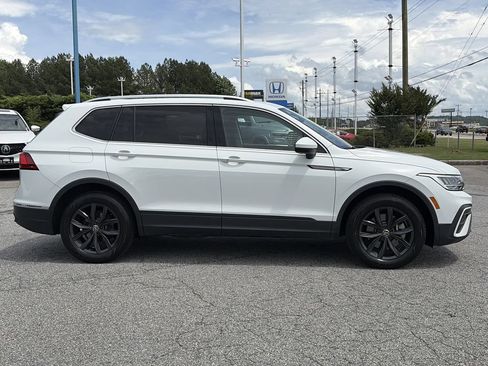 Certified 2024 Volkswagen Tiguan SE w/ Panoramic Sunroof Package AWD/4WD image 8