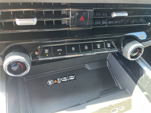 New 2025 Chevrolet Suburban Premier image 17