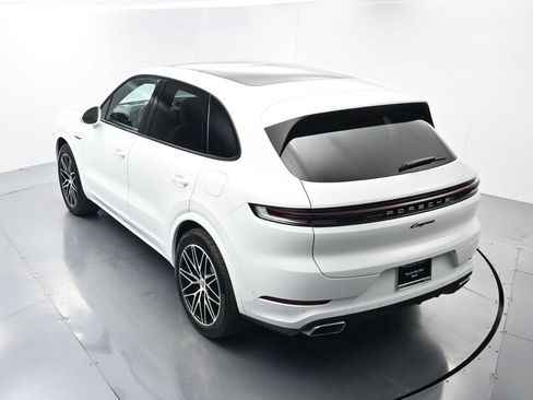 Certified 2025 Porsche Cayenne E-Hybrid w/ Premium Package Plus AWD/4WD image 40