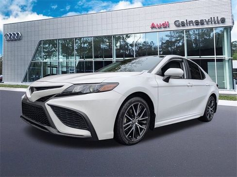 Used 2023 Toyota Camry SE image 1