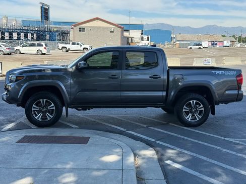 Used 2019 Toyota Tacoma TRD Sport AWD/4WD image 3