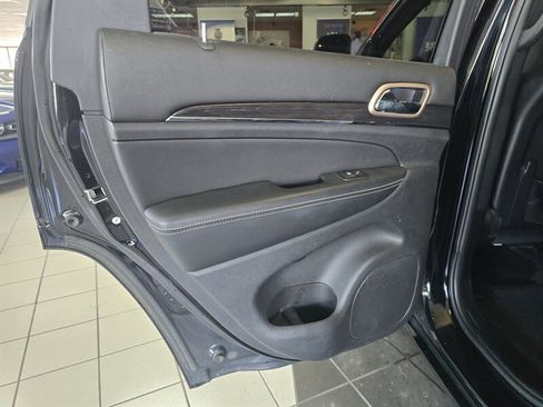 Used 2017 Jeep Grand Cherokee Overland image 10