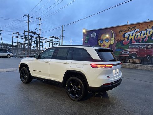 Used 2023 Jeep Grand Cherokee Altitude image 3
