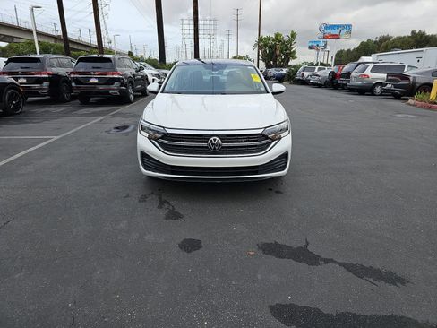 Certified 2024 Volkswagen Jetta SE w/ Panoramic Sunroof Package image 2