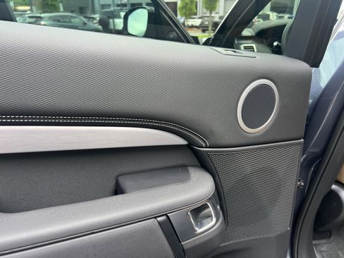 Used 2025 Land Rover Discovery Dynamic SE AWD/4WD image 30