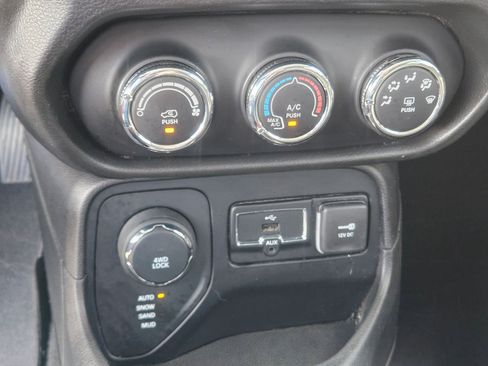 Used 2016 Jeep Renegade Latitude AWD/4WD image 23