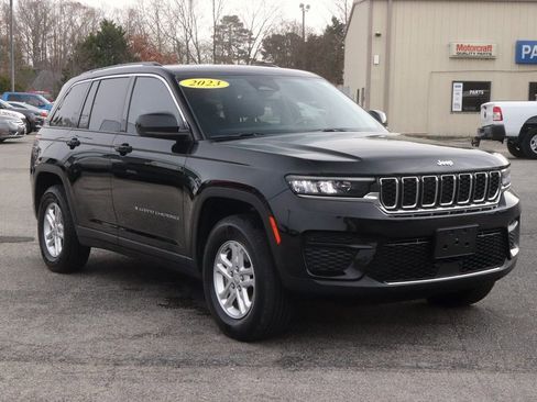 Used 2023 Jeep Grand Cherokee Laredo image 3