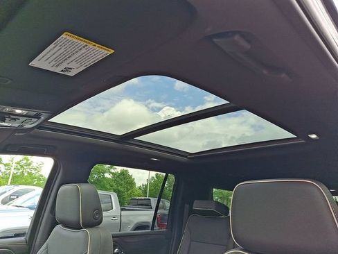 Used 2022 GMC Yukon XL SLT w/ SLT Premium Package AWD/4WD image 18