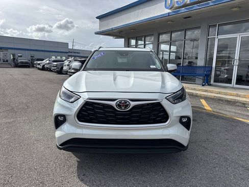 Used 2023 Toyota Highlander XLE image 2