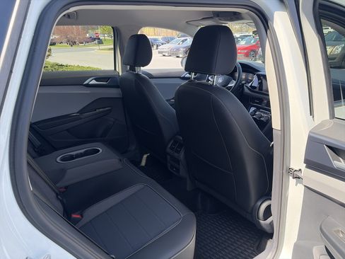Used 2024 Volkswagen Taos SE image 28