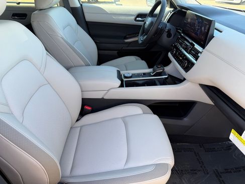 New 2026 Nissan Pathfinder SL image 12