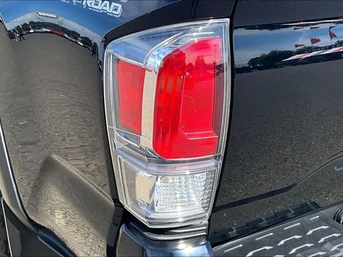 Used 2021 Toyota Tacoma TRD Off-Road w/ TRD Premium Off Road Package AWD/4WD image 28