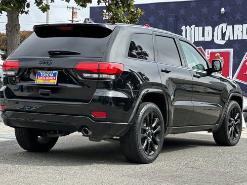 Used 2018 Jeep Grand Cherokee Altitude image 4