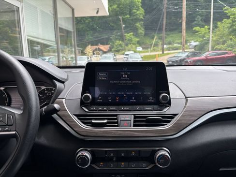 Used 2025 Nissan Altima 2.5 SV FWD image 17