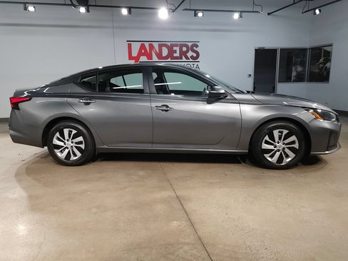 Used 2024 Nissan Altima 2.5 S FWD image 8