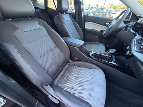 Used 2025 Chevrolet Trax LT FWD image 35